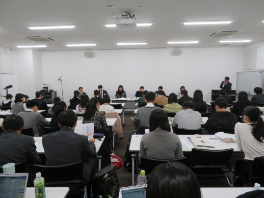 セミナー会場で登壇者の話を聞く高校生たちの様子