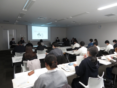 セミナー会場で業務説明を聞く学生たちの様子