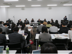 セミナー会場の様子（学生たちが登壇者の話を聞いている）